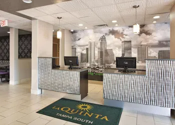 La Quinta Inn & Suites by Wyndham Tampa Bay Area-Tampa South hotel thumbnail 4