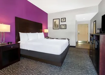 La Quinta Inn & Suites by Wyndham Tampa Bay Area-Tampa South hotel thumbnail 6