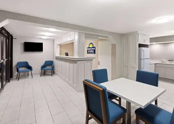 Days Inn & Suites by Wyndham Vicksburg hotel thumbnail 3