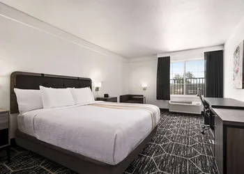 La Quinta Inn & Suites by Wyndham Hesperia Victorville hotel thumbnail 8