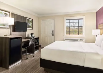La Quinta Inn by Wyndham San Antonio Lackland hotel thumbnail 7