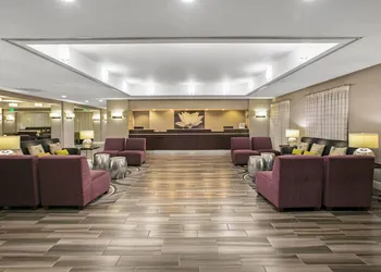 La Quinta Inn & Suites by Wyndham DFW Airport South / Irving hotel thumbnail 2