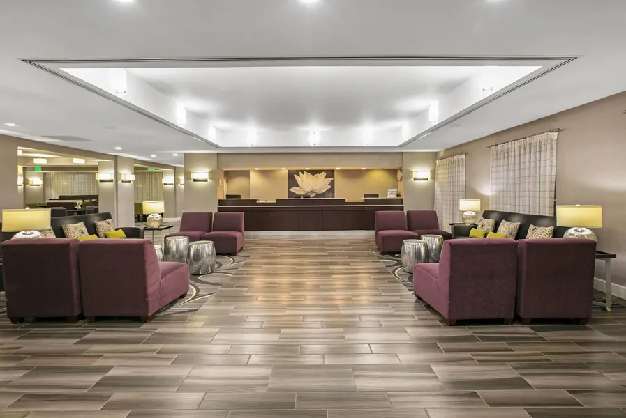 La Quinta Inn & Suites by Wyndham DFW Airport South / Irving hotel detail image 2