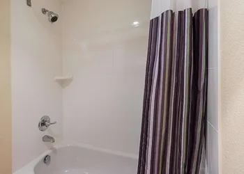 La Quinta Inn & Suites by Wyndham DFW Airport South / Irving hotel thumbnail 4