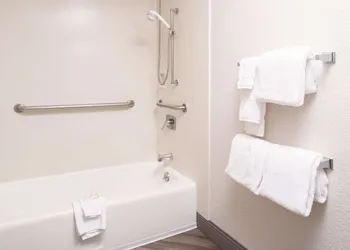 La Quinta Inn & Suites by Wyndham DFW Airport South / Irving hotel thumbnail 6