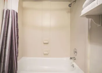 La Quinta Inn & Suites by Wyndham DFW Airport South / Irving hotel thumbnail 7