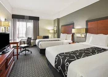 La Quinta Inn & Suites by Wyndham DFW Airport South / Irving hotel thumbnail 8