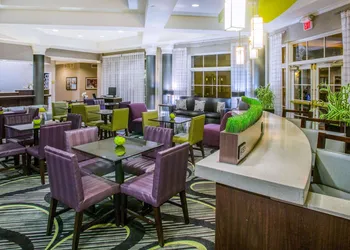 La Quinta Inn & Suites by Wyndham St. Louis Westport hotel thumbnail 2