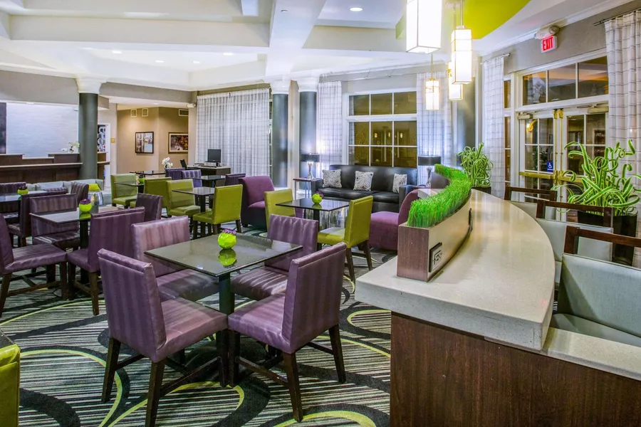 La Quinta Inn & Suites by Wyndham St. Louis Westport hotel detail image 2