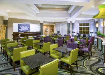 La Quinta Inn & Suites by Wyndham St. Louis Westport hotel thumbnail 3