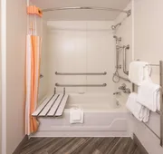La Quinta Inn & Suites by Wyndham St. Louis Westport hotel detail image 4