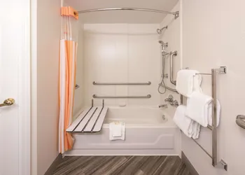 La Quinta Inn & Suites by Wyndham St. Louis Westport hotel thumbnail 4