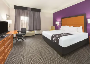 La Quinta Inn & Suites by Wyndham St. Louis Westport hotel thumbnail 5