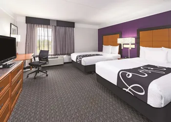 La Quinta Inn & Suites by Wyndham St. Louis Westport hotel thumbnail 6