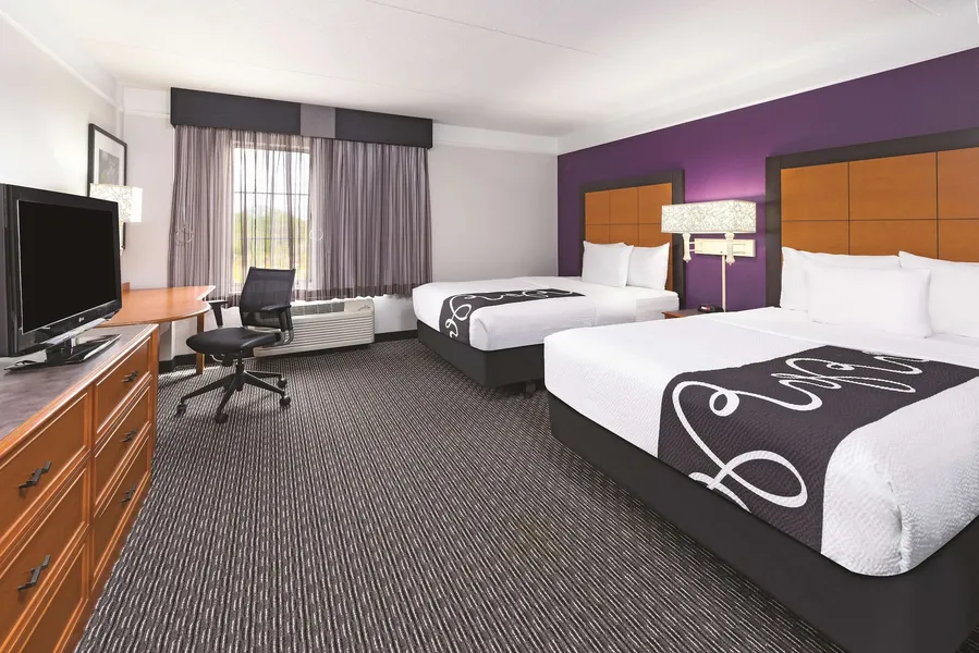 La Quinta Inn & Suites by Wyndham St. Louis Westport hotel detail image 6