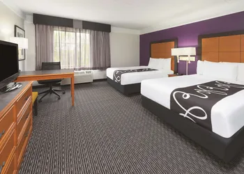 La Quinta Inn & Suites by Wyndham St. Louis Westport hotel thumbnail 7