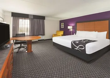 La Quinta Inn & Suites by Wyndham St. Louis Westport hotel thumbnail 8