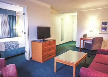 La Quinta Inn by Wyndham Moline Airport hotel thumbnail 4