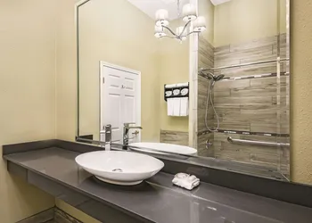 La Quinta Inn & Suites by Wyndham Laredo Airport hotel thumbnail 6