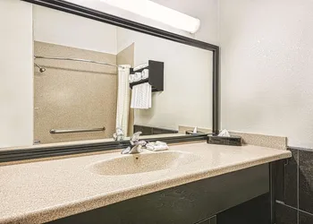 La Quinta Inn & Suites by Wyndham Laredo Airport hotel thumbnail 7