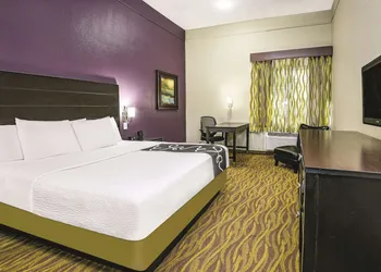 La Quinta Inn & Suites by Wyndham Laredo Airport hotel thumbnail 8