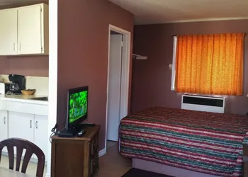 Lamplighter Viking Motel hotel thumbnail 5