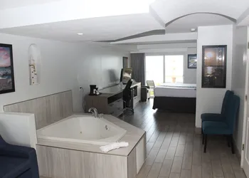La Quinta Inn & Suites by Wyndham Oceanfront Daytona Beach hotel thumbnail 4