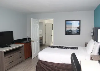 La Quinta Inn & Suites by Wyndham Oceanfront Daytona Beach hotel thumbnail 6