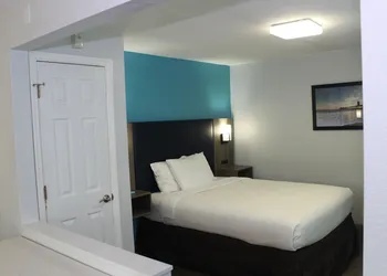 La Quinta Inn & Suites by Wyndham Oceanfront Daytona Beach hotel thumbnail 8