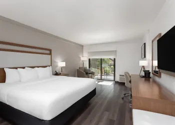 La Quinta Inn & Suites by Wyndham Ft Lauderdale Cypress Cr hotel thumbnail 8