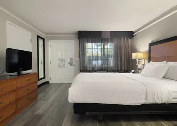 Howard Johnson by Wyndham Sacramento Downtown hotel thumbnail 4