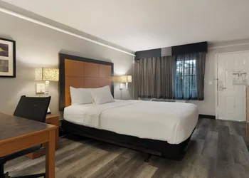 Howard Johnson by Wyndham Sacramento Downtown hotel thumbnail 8