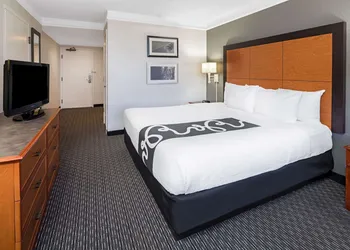 La Quinta Inn & Suites by Wyndham Buena Park hotel thumbnail 4