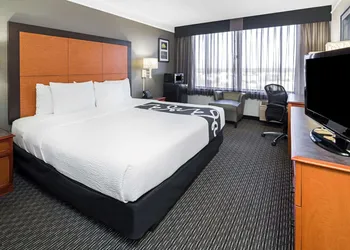 La Quinta Inn & Suites by Wyndham Buena Park hotel thumbnail 5