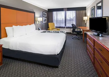 La Quinta Inn & Suites by Wyndham Buena Park hotel thumbnail 8