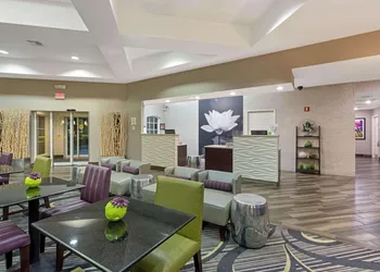 La Quinta Inn & Suites by Wyndham Phoenix Scottsdale hotel thumbnail 2