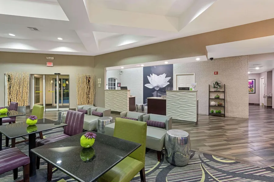 La Quinta Inn & Suites by Wyndham Phoenix Scottsdale hotel detail image 2