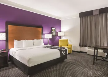 La Quinta Inn & Suites by Wyndham Phoenix Scottsdale hotel thumbnail 4