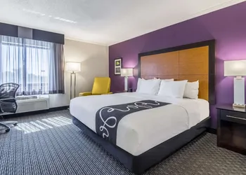 La Quinta Inn & Suites by Wyndham Phoenix Scottsdale hotel thumbnail 6