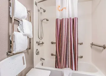 La Quinta Inn & Suites by Wyndham Phoenix Scottsdale hotel thumbnail 8