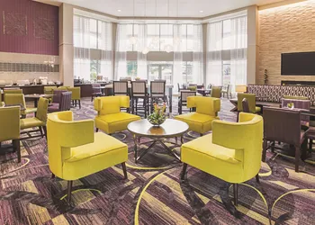 La Quinta Inn & Suites by Wyndham Fort Worth North hotel thumbnail 3