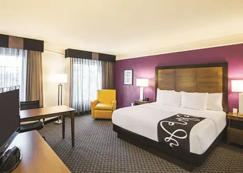 La Quinta Inn & Suites by Wyndham Fort Worth North hotel thumbnail 5