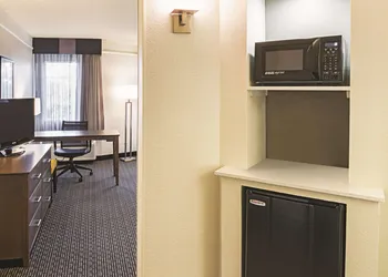 La Quinta Inn & Suites by Wyndham Fort Worth North hotel thumbnail 8