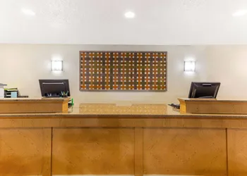 La Quinta Inn & Suites by Wyndham Redding hotel thumbnail 3