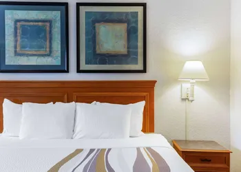 La Quinta Inn & Suites by Wyndham Redding hotel thumbnail 5