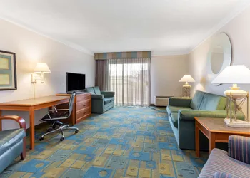 La Quinta Inn & Suites by Wyndham Redding hotel thumbnail 6