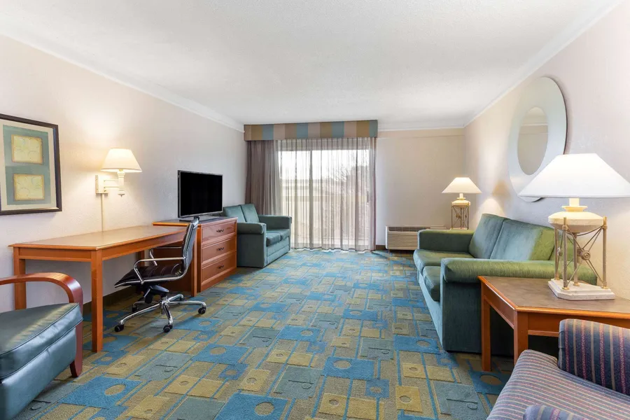 La Quinta Inn & Suites by Wyndham Redding hotel detail image 6