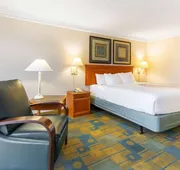 La Quinta Inn & Suites by Wyndham Redding hotel detail image 7