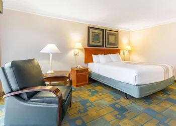La Quinta Inn & Suites by Wyndham Redding hotel thumbnail 7