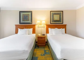 La Quinta Inn & Suites by Wyndham Redding hotel thumbnail 8